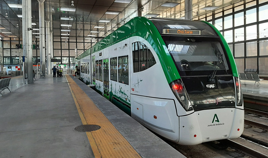 Tren del tranvía de la Bahía, TramBahía, en la estación de Cádiz.