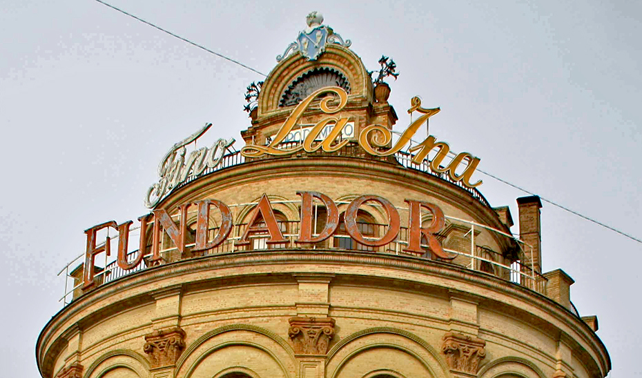 Remate del edificio jerezano conocido como El Gallo Azul, obra del arquitecto Aníbal González, con sus reconocibles luminosos publicitarios.