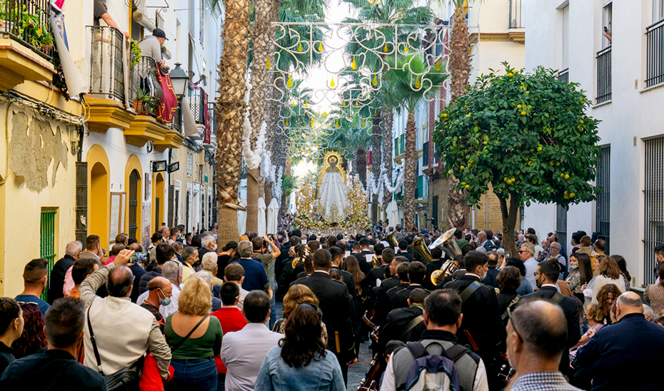 La Virgen de la Palma, durante su procesión por el barrio de La Viña en Cádiz.