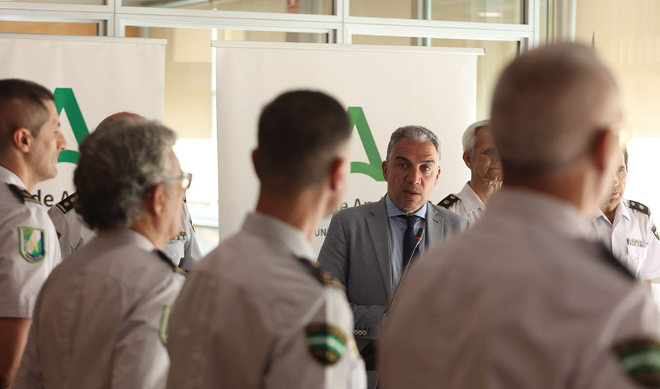 Un momento de la intervención del consejero de la Presidencia en funciones, Elías Bendodo, en su visita a la sede de la Unidad de Policía Adscrita.