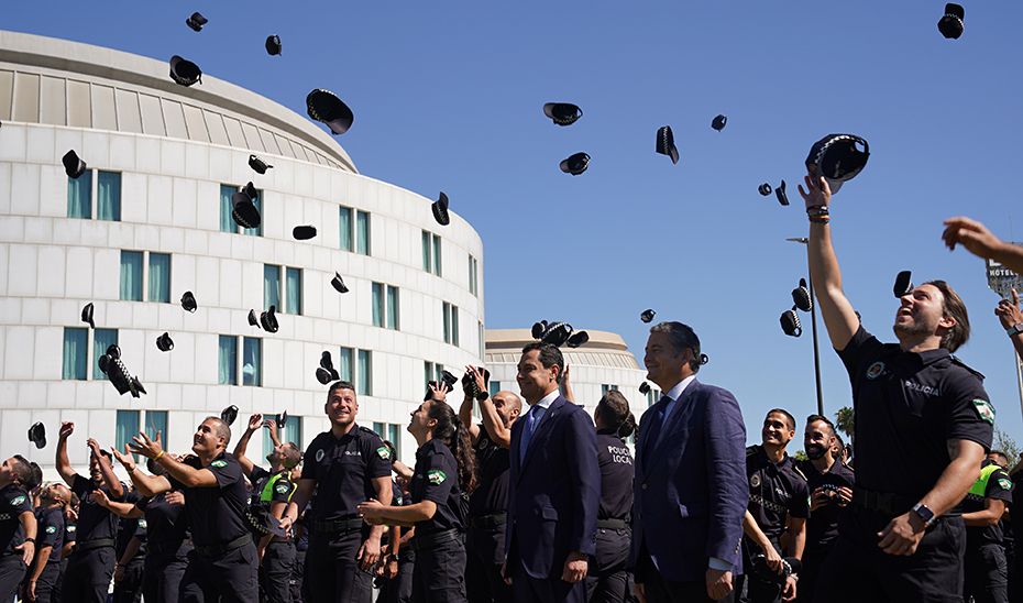 Los policías locales lanzan sus gorras hacia el cielo durante el acto de clausura del curso de ingreso en el cuerpo.