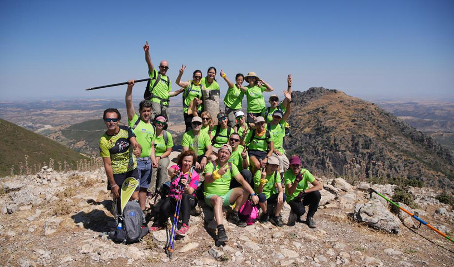 Participantes en el proyecto \u00278 Cimas Andalucía\u0027 coronando el sevillano Pico Terril, con 1.129 metros de altura.