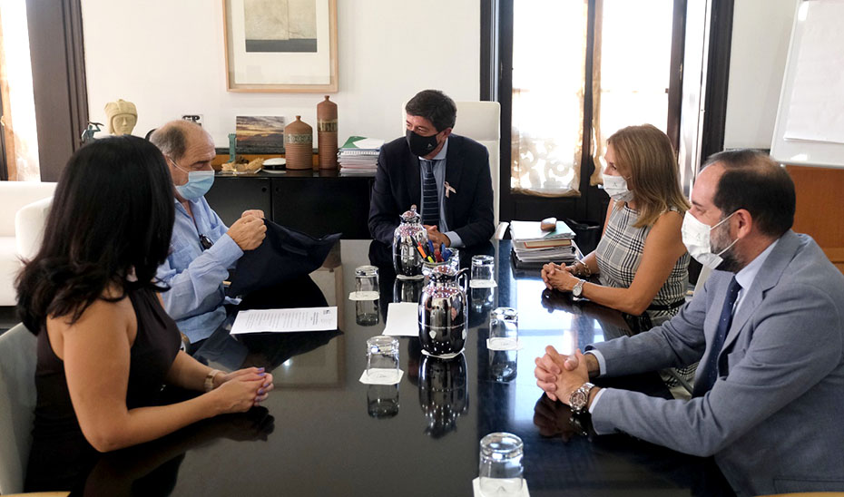 El vicepresidente en funciones de la Junta, Juan Marín, durante una reunión con representantes de asociaciones de víctimas del terrorismo.