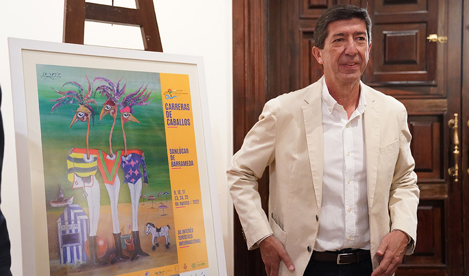 Marín junto al cartel anunciador de la 177 edición, obra del artista Antonelo Collantes.