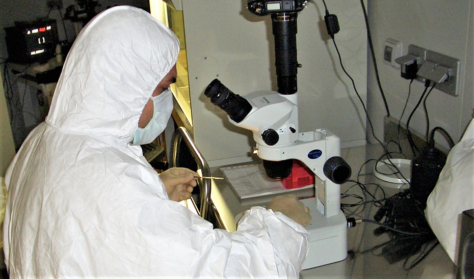 Un investigador trabaja en un proyecto en su laboratorio.