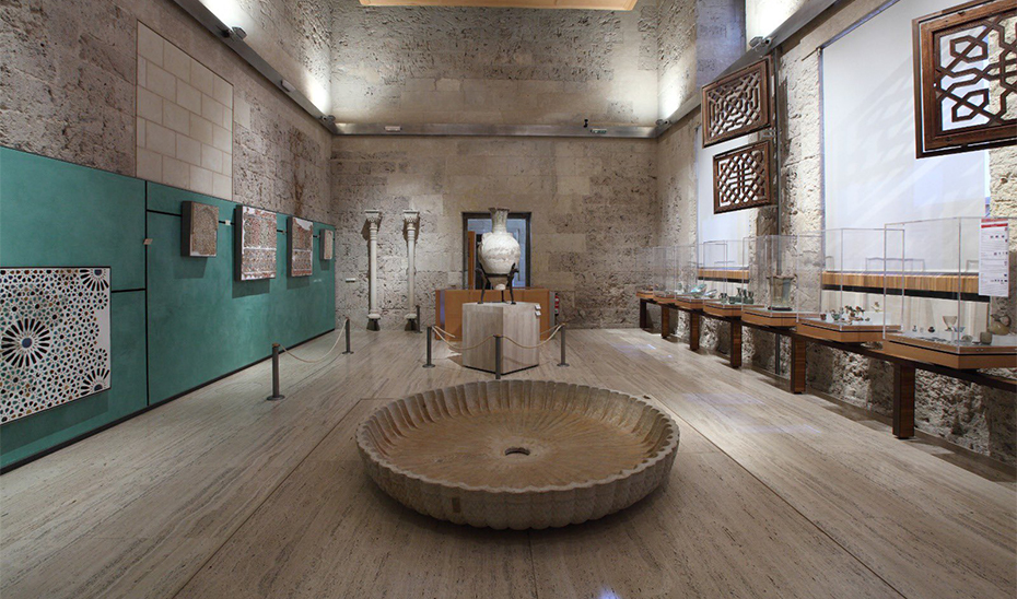 
			      Imagen del Museo de la Alhambra, situado en el Palacio de Carlos V de Granada.			    
			  