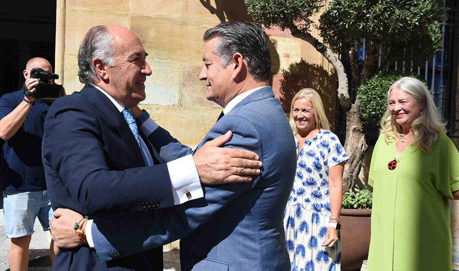 
			      El consejero Antonio Sanz se abraza este jueves al alcalde de Algeciras, José Ignacio Landaluce, a su llegada al Ayuntamiento.			    
			  