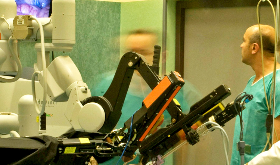 
			      El sistema de cirugía robótica Da Vinci durante una sesión formativa en Iavante. (Foto: Fund. Progreso y Salud)			    
			  
