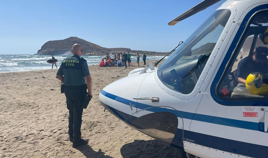 Equipos médicos y de la Guardia Civil atienden a un hombre fallecido en la playa de los Genoveses (Foto: Europa Press).