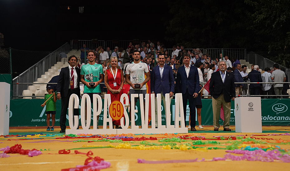 Juanma Moreno, junto a los dos finalistas y el restos de autoridades, en la pista principal del Real Club Tenis Betis de Sevilla.