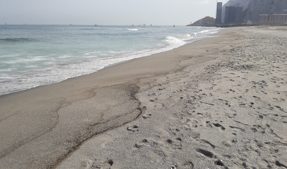 Playa de la Línea con restos de hidrocarburos.