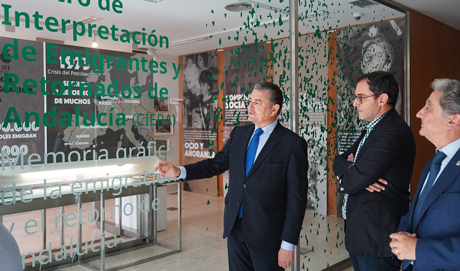 
			      Antonio Sanz, acompañado del resto de autoridades, recorre las instalaciones del Museo de la Autonomía, sede de la exposición.			    
			  