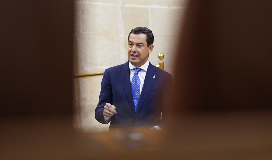Juanma Moreno contestó a los cinco grupos parlamentarios durante la sesión de control al Gobierno.