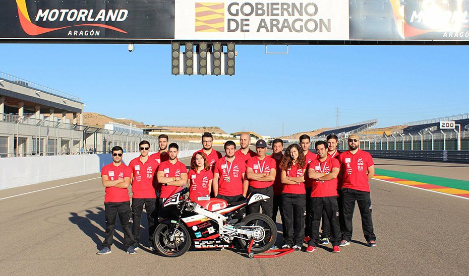 El equipo de la Universidad de Huelva con el prototipo, en el circuito Motorland de Aragón.