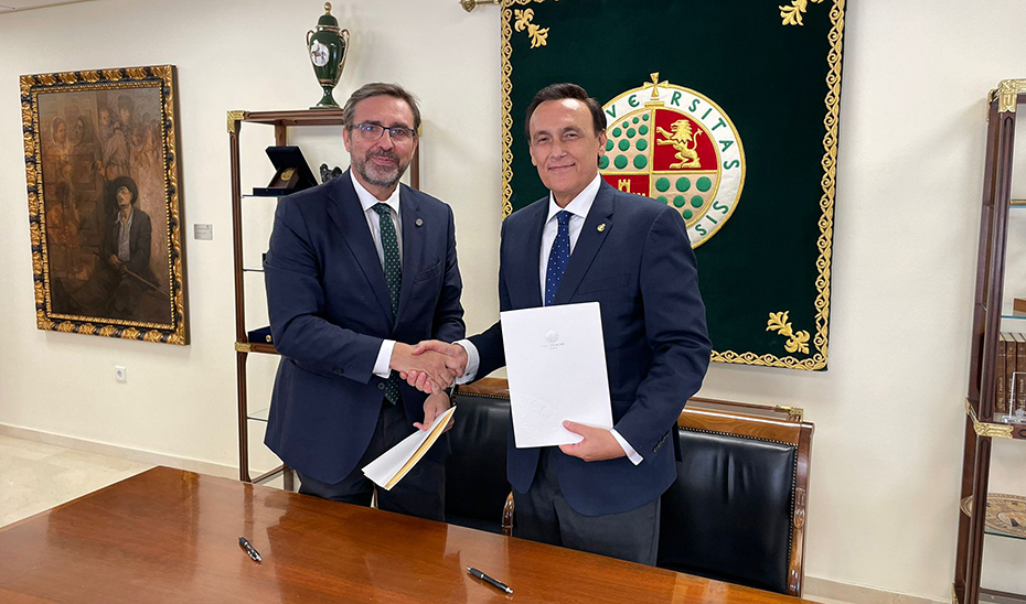 El consejero José Carlos Gómez Villamandos y el rector Juan Gómez, tras la firma del convenio.