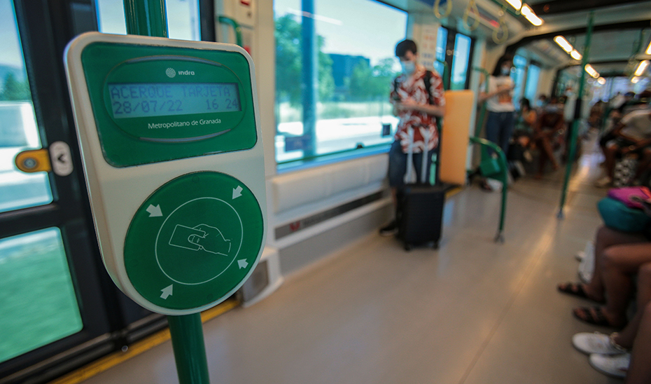 Los usuarios del Metro de Granada podrán viajar usando la tarjeta bancaria contactless sin tener que comprar ni recargar ningún título.