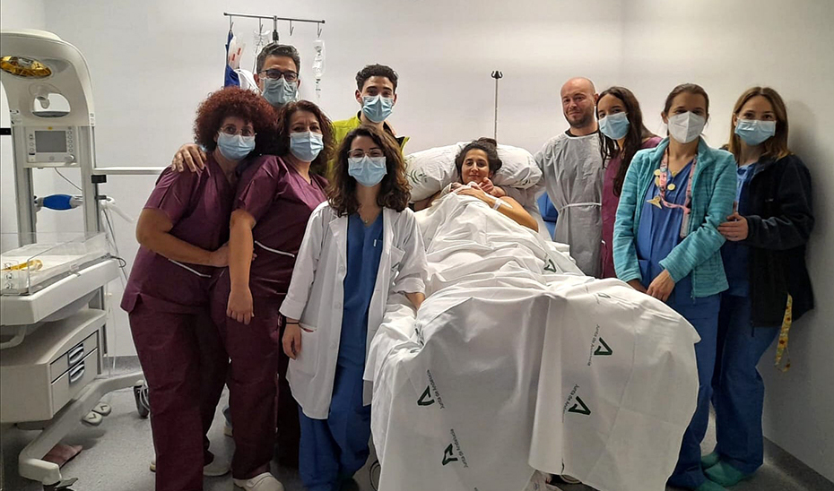 Alejandro, primer bebé de 2023 en Almería, con los padres, Macarena y Alejandro, y el equipo médico del Hospital Torrecárdenas que ha asistido el parto.