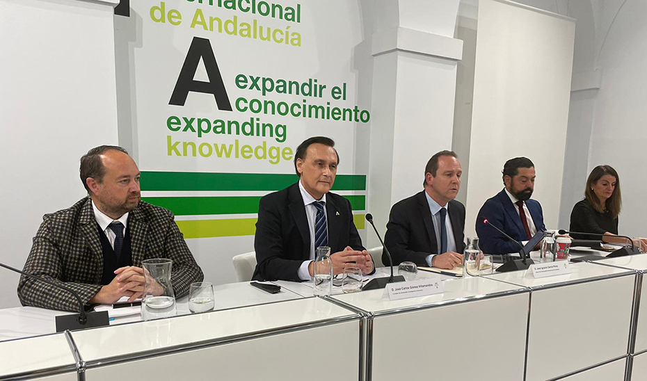 El consejero de Universidad, durante un momento de la reunión con los vicerrectores de Deportes de las universidades públicas andaluzas.