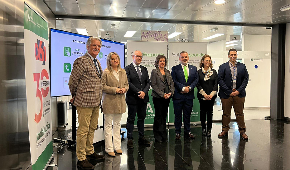 La consejera de Salud y Consumo de la Junta de Andalucía, Catalina García, durante la visita a las instalaciones de Salud Responde y del Centro de Emergencias Sanitarias 061 en Jaén.