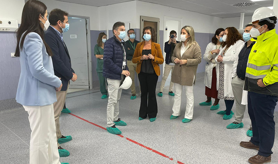 La consejera Catalina García conversa con trabajadores durante su visita a la Unidad de Reanimación Posquirúrgica de Jaén.