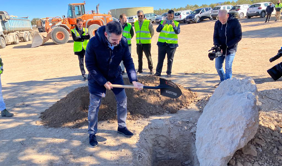 El consejero de Sostenibilidad, Ramón Fernánde-Pacheco, coloca la primera piedra del CEDEFO de Guadix.