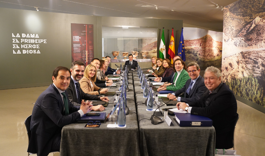 Juanma Moreno preside la reunión del Consejo de Gobierno en Jaén, celebrada en el Museo de Arte Íbero.