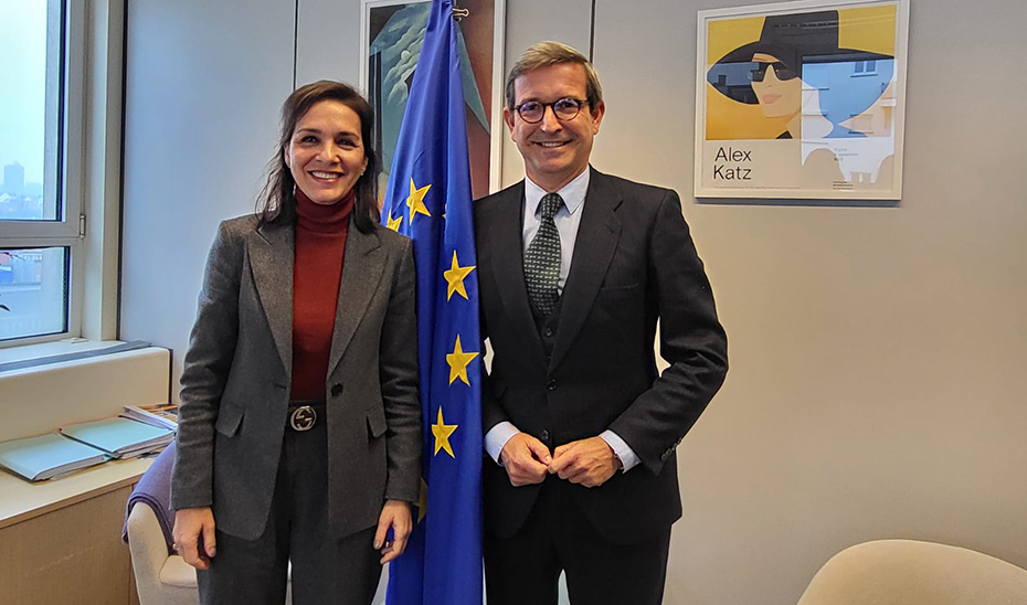 El consejero de Política Industrial, Jorge Paradela, junto a la directora general adjunta de Energía de la Comisión Europea, Cristina Lobillo.