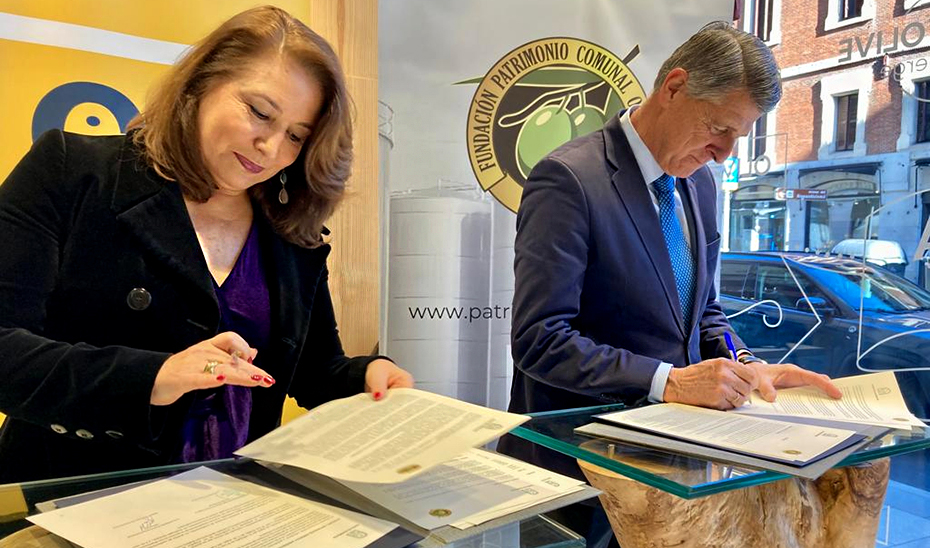 Un momento de la firma del acuerdo entre la consejera de Agricultura, Carmen Crespo, y el presidente de la Fundación Patrimonio Comunal Olivarero, Rafael Sánchez de Puerta.