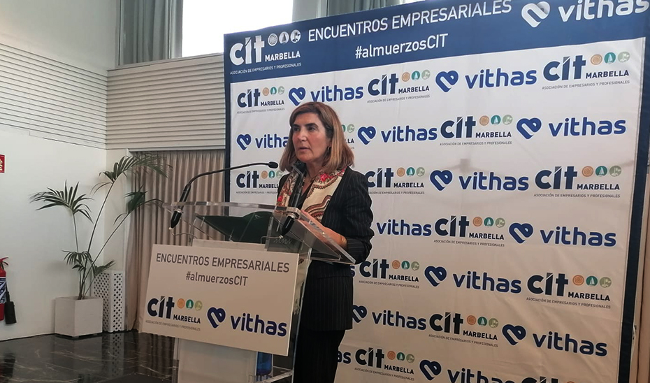 
			      La consejera de Empleo, Rocío Blanco, durante su intervención en el almuerzo-coloquio de la Asociación de Empresarios y Profesionales CIT Marbella.			    
			  