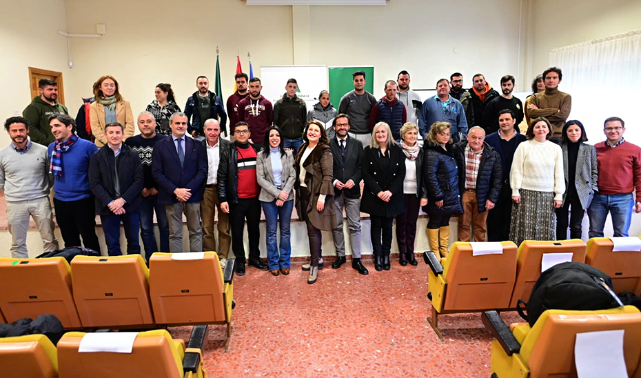 La consejera Carmen Crespo, con los participantes en la XI Escuela de Pastores de Andalucía.