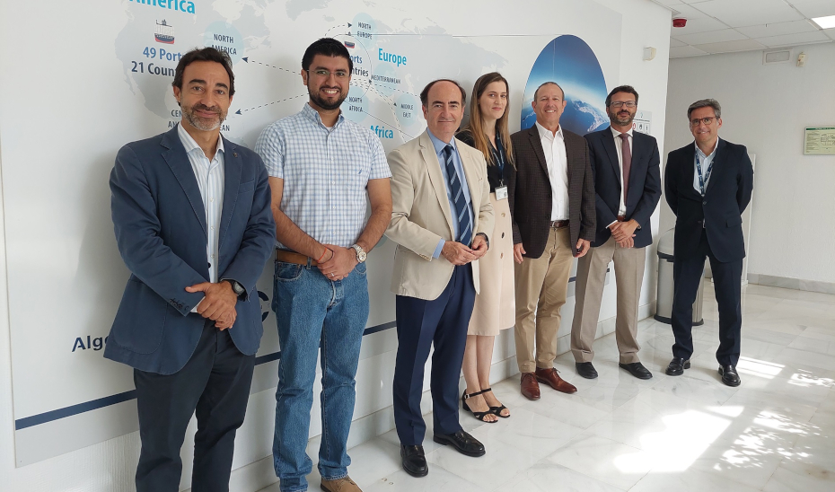 Integrantes de la delegación salvadoreña durante su visita a las instalaciones de la Autoridad Portuaria Bahía de Algeciras.