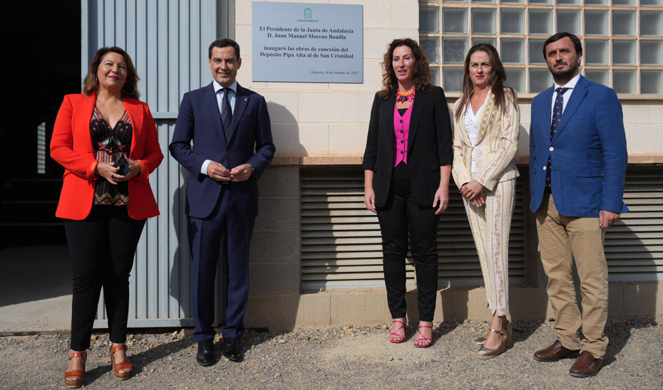 El presidente de la Junta, Juanma Moreno, acompañado por la consejera de Agricultura, Pesca, Agua y Desarrollo Rural, Carmen Crespo;  la alcaldesa de Almería, María del Mar Vázquez; la delegada de la Junta en Almería, Aránzazu Martín; y el director de la obra, Rafael Benedicto.