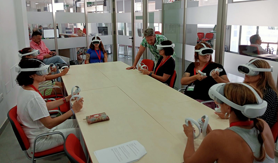 Un grupo de desempleados participa en el programa del SAE de búsqueda de empleo con gafas de realidad virtual.