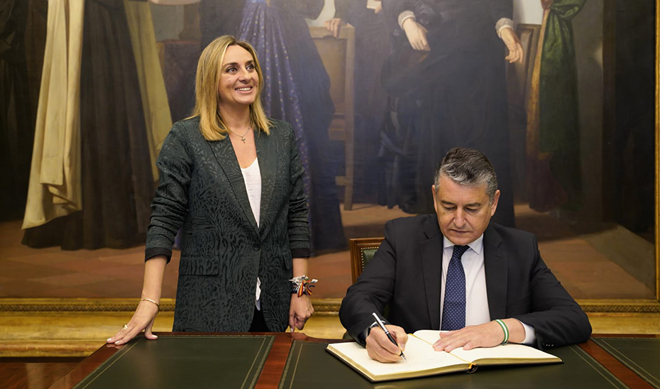 La alcaldesa de Granada, Marifrán Carazo, y el consejero de la Presidencia, Antonio Sanz, en el Ayuntamiento de Granada.