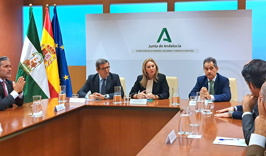 Los consejeros de Economía e Industria, Carolina España y Jorge Paradela, junto al delegado institucional de Iberdrola, Antonio Fernández. durante la presentación del nuevo contrato centralizado de suministro eléctrico.