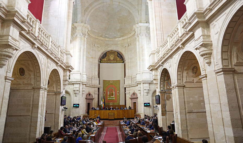 Vista general del salón de Plenos del Parlamento andaluz, durante la intervención del presidente de la Junta en la sesión de control al Gobierno.