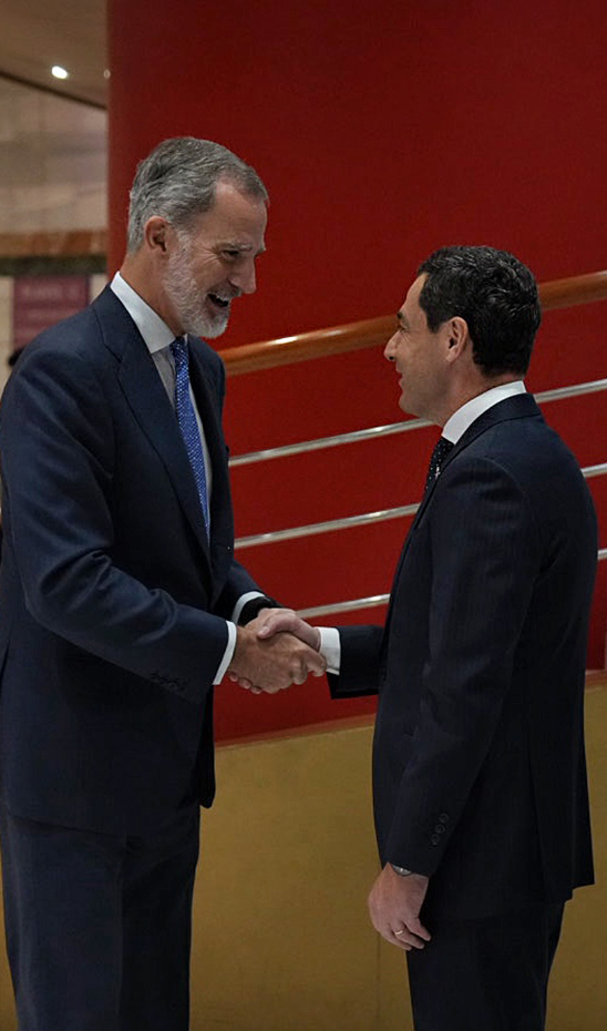 El presidente de la Junta saludo al Rey Felipe VI, a su llegada al acto de clausura del CEDE.