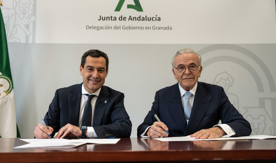 El presidente de la Junta de Andalucía, Juanma Moreno, durante la firma del convenio con el presidente de la Fundación \u0027la Caixa\u0027, Isidro Fainé.