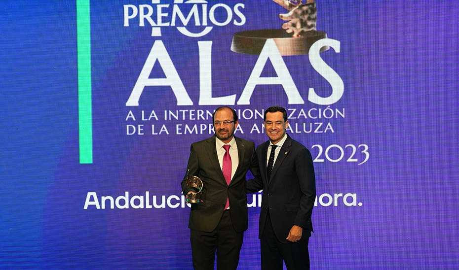 Moreno entrega la estatuilla conmemorativa de los Premios Alas a uno de las personalidades distinguidas.