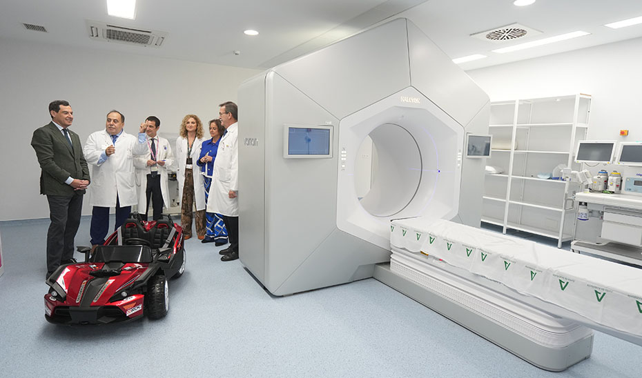 El presidente de la Junta visita las nuevas máquinas de la Unidad de Oncología Radioterápica del Hospital Virgen del Rocío.