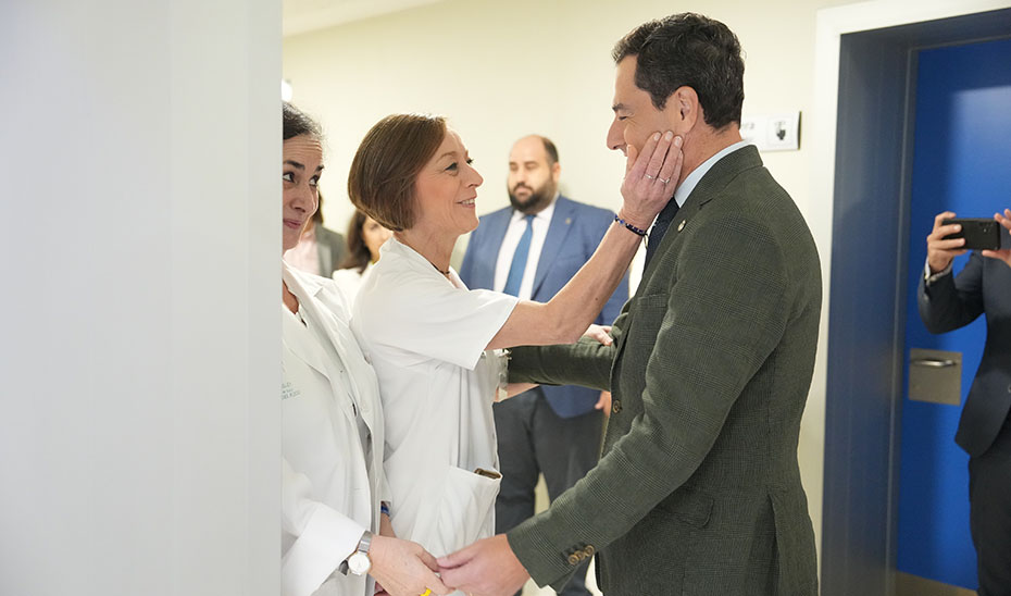 Moreno saluda al personal de la Unidad de Oncología Radioterápica del Hospital Virgen del Rocío.