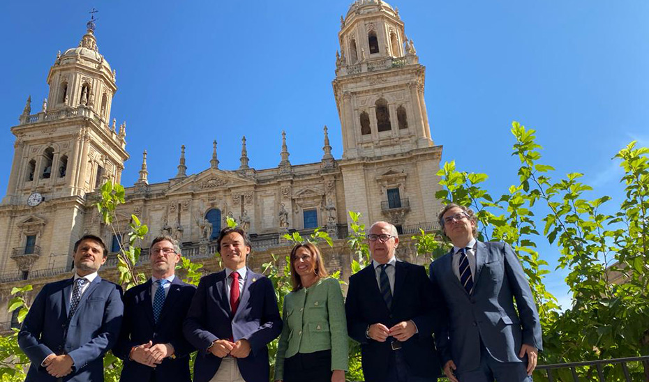 La consejera de Fomento, Rocío Díaz, y el alcalde de Jaén, Agustín González, junto a otros responsables institucionales momentos antes de la reunión.