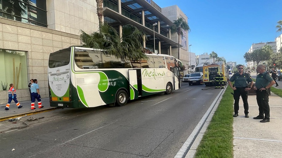 Los servicios sanitarios han atendido en el lugar del accidente a una treintena de personas 