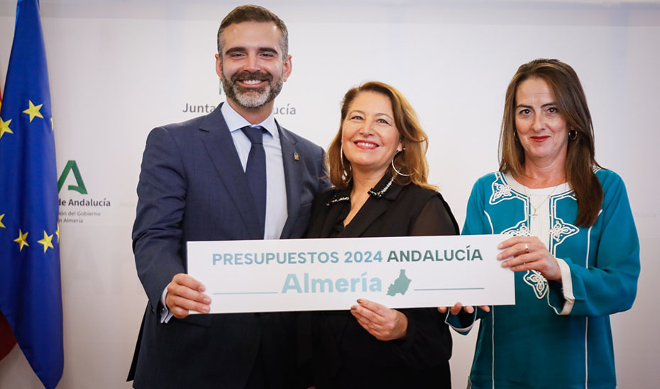 Los consejeros Fernández-Pacheco y Crespo, junto a la delegada del Gobierno en Almería, presentan los Presupuestos 2024 de la Junta de Andalucía para en Almería.