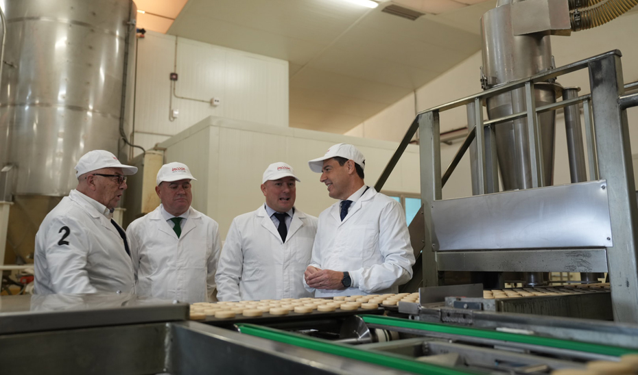Imagen del artículo Moreno: Las fábricas de dulces navideños son motor económico y social para los pueblos de Andalucía