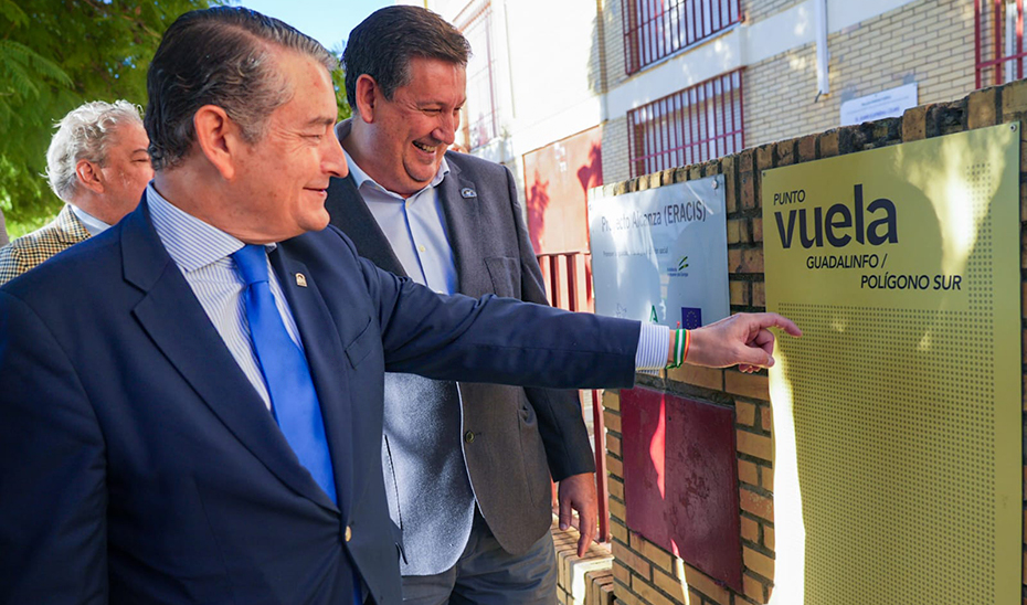 El consejero de la Presidencia, Interior, Diálogo Social y Simplificación Administrativa, Antonio Sanz, durante la visita al Punto Vuela del Polígono Sur de Sevilla.