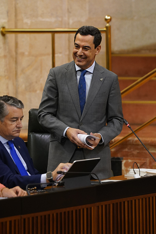 El presidente de la Junta, Juanma Moreno, durante de la sesión de control al Gobierno, este miércoles en el Pleno de la Cámara autonómica.
