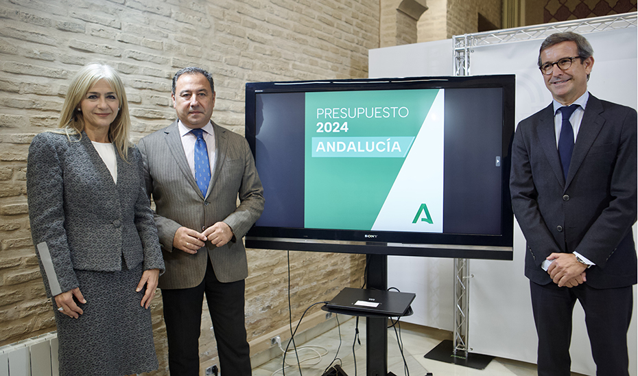 A la izquierda, la consejera de Desarrollo Educativo, junto al delegado del Gobierno en Sevilla y el consejero de Industria, en la presentación del proyecto de Presupuestos de Andalucía para la provincia de Sevilla en 2024.