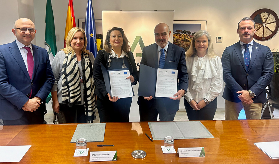 
			      La consejera de Agricultura, Carmen Crespo, y el presidente de Ancce, Juan José Morales, tras la firma del convenio.			    
			  