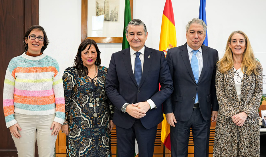 
			      El consejero de la Presidencia, Antonio Sanz, acompañado por el viceconsejero Tomás Burgos, y la directora de la Agencia Andaluza de Cooperación ...
			  